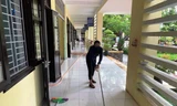 Vệ sinh trường lớp trước khi đón học sinh quay lại trường