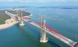 Hợp long cầu vượt cửa biển dài nhất miền Trung