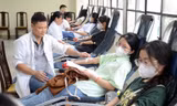 Đoàn viên, sinh viên Huế tham gia ngày hội Giọt hồng sẻ chia