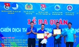 Trao huy hiệu Tuổi trẻ dũng cảm cho cán bộ Đoàn xả thân cứu người 