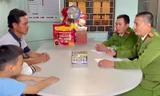 Con làm ăn xa đưa pháo nổ về nhà dịp Tết, người cha mang ngay ra công an phường