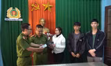 Hành động đẹp của hai thanh niên là dân quân và bảo vệ dân phố tại Huế