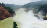 Thủy điện Hương Điền nhận lệnh tạm dừng vận hành điều tiết nước qua tràn để phục vụ công tác tìm kiếm người mất tích trên sông Bồ.