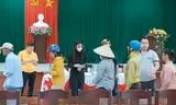 Ca sĩ Thủy Tiên trao tiền hỗ trợ người dân bị ảnh hưởng lũ lụt cuối năm 2020 (ảnh CTV)