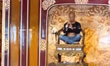 Cho thôi việc 2 nhân viên bảo vệ vụ ngai vua triều Nguyễn bị phá hoại