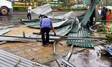 Giông sét, lốc xoáy dị thường ở TT-Huế làm 2 người tử vong, nhiều nhà cửa hư hỏng