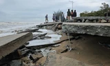 Bờ biển, đường ven bãi tắm tại Thừa Thiên-Huế bị sóng dữ cuốn nát