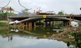 Cận cảnh cầu đường bộ hơn 100 tỷ tại Huế nhiều năm liền ‘mắc kẹt’ giữa sông