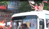 Ngồi cả trên ô tô phất cờ trước mặt CSGT