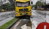 Tài xế ngủ gật, xe tải ủi bay 20 mét dải phân cách