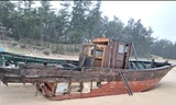 Tiêu hủy 'tàu ma' trôi dạt vào bờ biển Quảng Trị