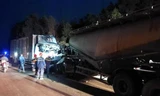 Hai xe tải đối đầu, tài xế tử vong trong cabin