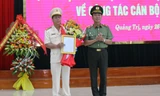 Thứ trưởng Bộ Công an Trần Quốc Tỏ (phải) trao quyết định cho tân Giám đốc Công an tỉnh Quảng Trị Nguyễn Văn Thanh. Ảnh: Thành Nam.