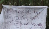 Chiếc bao gai màu trắng, ghi dòng chữ: "Nhờ bà con báo dùm chính quyền, ở đây có xác người chết. Ai đọc được dòng này xin báo giúp".