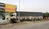 Xe tải đâm dải phân cách lao vào nhà dân, tông nữ công nhân tử vong