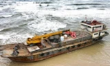 Xử lý 'tàu ma' trôi dạt mắc cạn ở bờ biển Quảng Trị