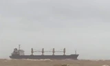 Tàu hàng cùng 20 thuyền viên mắc cạn ở biển Cửa Việt