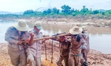 Sạt lở bờ sông, phát lộ quả bom lớn