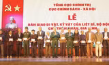 Trao di vật, kỷ vật cho thân nhân liệt sĩ