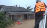 Lao vào rốn lũ Quảng Trị, giải cứu hàng trăm hộ dân giữa biển nước