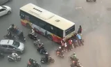 Người Hà Nội chung tay đẩy xe buýt bị chết máy