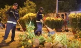 Trắng đêm giao thừa dọn rác sau chợ hoa Tết