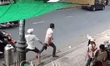 Đang đi bộ, người đàn ông bị nam thanh niên cầm dao đuổi chém