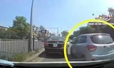 Tài xế ô tô cố tình chèn xe khác còn dọa đánh người
