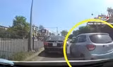 Tài xế ô tô cố tình chèn xe khác còn dọa đánh người