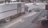 Xe tải phanh 'cháy' đường tránh va chạm với người đi xe máy tại Hải Phòng