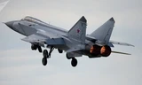 'Chim sắt' MiG-31 Nga vỡ lốp, hạ cánh tóe lửa trên đường băng