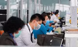 Hành khách, nhân viên đeo khẩu trang kín mít ở sân bay Nội Bài
