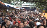 Xếp hàng hai tiếng vào lễ chùa Hương