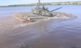 Xe tăng T-72 Nga lặn xuống lòng sông sâu 5 mét như tàu ngầm