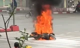 Xe máy bốc cháy dữ dội giữa phố Hà Nội