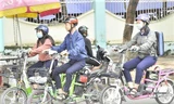 Chạy xe điện, xe máy cần giấy phép lái xe hạng A0, teen và phụ huynh có ý kiến trái chiều
