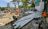 Vỉa hè tuyến đường ‘đắt nhất hành tinh’ được lát đá tự nhiên