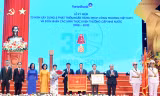 Thay mặt lãnh đạo Đảng, Nhà nước, Thủ tướng đã trao Huân chương lao động Hạng Nhất, Cờ thi đua của Chính phủ cho Vietinbank. Ảnh VGP/Quang Hiếu