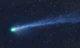 Ngắm 'sao chổi ác quỷ' màu xanh lá cây phát nổ phóng qua Thiên hà Andromeda 