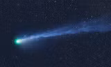 Ngắm 'sao chổi ác quỷ' màu xanh lá cây phát nổ phóng qua Thiên hà Andromeda 