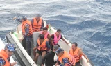 Cứu 5 ngư dân trên tàu cá Bình Định bị chìm