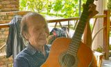Người làm đàn guitar thủ công cuối cùng ở phố biển Nha Trang