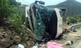 Khánh Hòa chỉ đạo khẩn vụ lật xe chở đoàn khách Trung Quốc làm 4 người chết