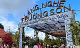 Khách du lịch du Xuân tại khu du lịch Làng nghề Trường Sơn - Nha Trang. Ảnh CÔNG HOAN
