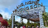 Khách du lịch du Xuân tại khu du lịch Làng nghề Trường Sơn - Nha Trang. Ảnh CÔNG HOAN