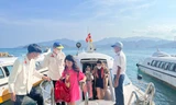 Hàng nghìn khách tham quan biển đảo Nha Trang ngày đầu nghỉ lễ
