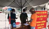 Lực lượng chức năng tỉnh Ninh Thuận kiểm tra y tế người dân tại chốt kiểm dịch. Ảnh LỮ HỒ.