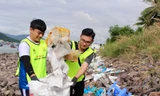 Hàng trăm bạn trẻ chung tay dọn rác trên vịnh Nha Trang 