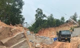 Ngang nhiên khai thác đất, đá 'lậu' dọc tuyến cao tốc ở Khánh Hoà