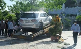 Kinh hãi cảnh ô tô 'điên' đâm gãy cột đèn nhà thờ đá Nha Trang